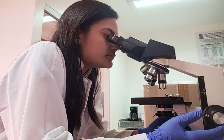 Aluna Patricianny analisando as amostras biológicas dos participantes